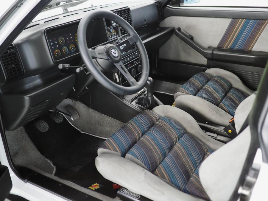 Интерьер Lancia Delta HF Integrale 8V 1988 года  (фото 6 из 12)